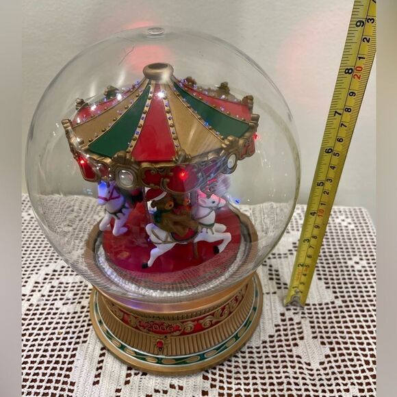 2006’ Circa🎄 Christmas musical melody globe🎄Christmas decorations🎄Carousel - Picture 9 of 11